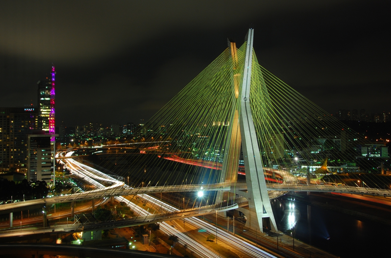 Ponte Estaiada, the bridge that is now a postcard of São Paulo. Original work by Marcos Leal